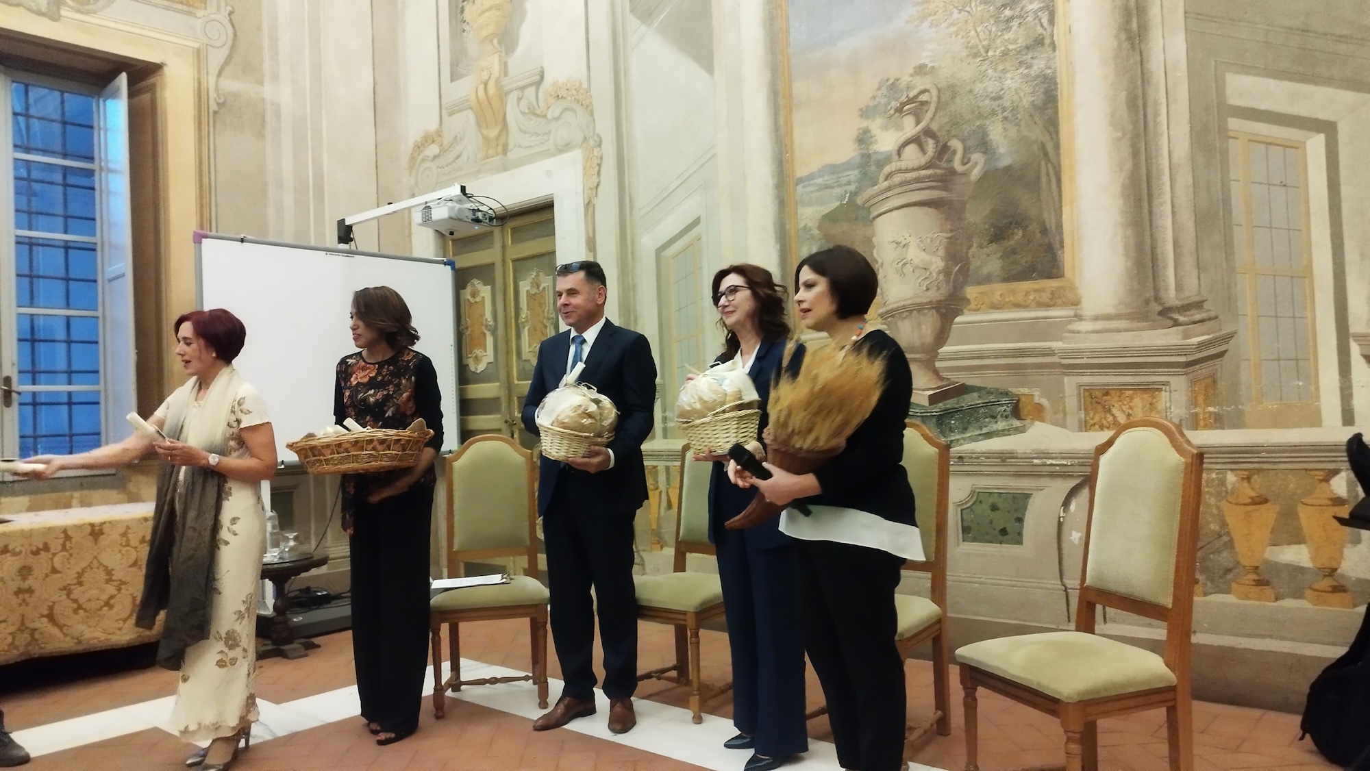 08 I rappresentanti diplomatici di Slovenia e Albania ricevono i doni di Cerealia